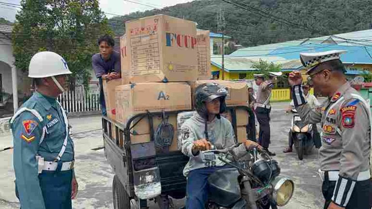 Petugas-Satlantas-Porles-Anambas-saat-menggelar-operasi-keselamatan-seligi-2025-pagi-tadi.-ft-satlantaspolresanambas