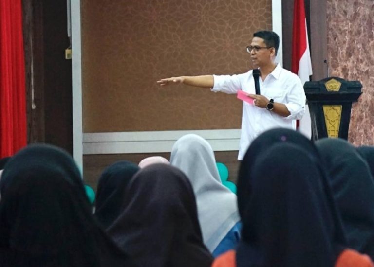Bupati-Iskandarsyah-saat-pemaparan-kepada-para-peserta-sosialisasi-beasiswa-ke-Jerman.-ft-msaimi